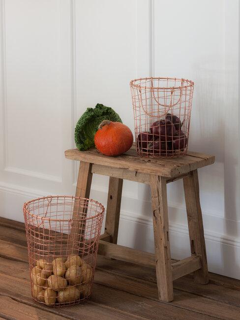 Drewniany stolik i drewniana podłoga