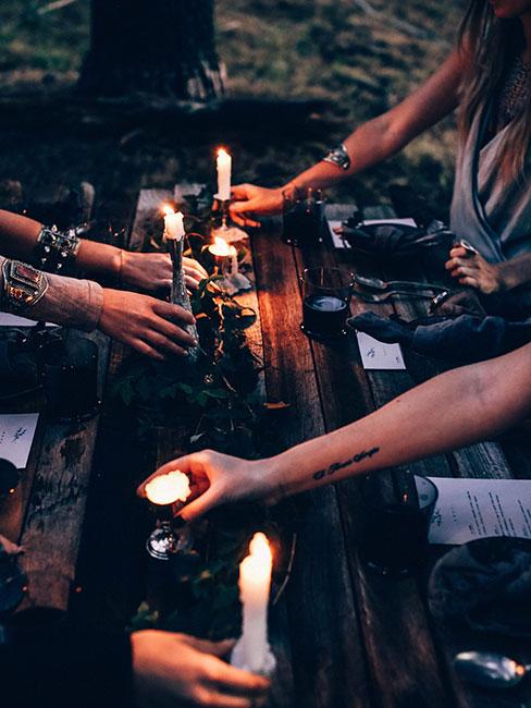 Kobiety przygotowujące stół na wieczór andrzejkowy