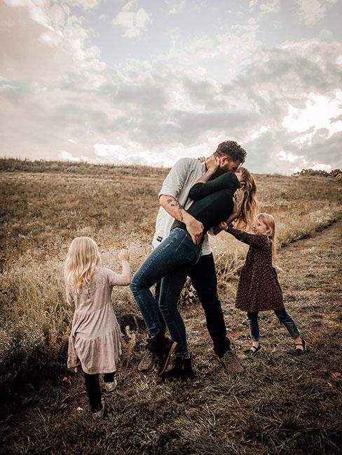 Młoda rodzina na tle pola