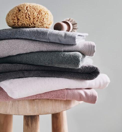 Ręczniki łazienkowe leżące na taborecie