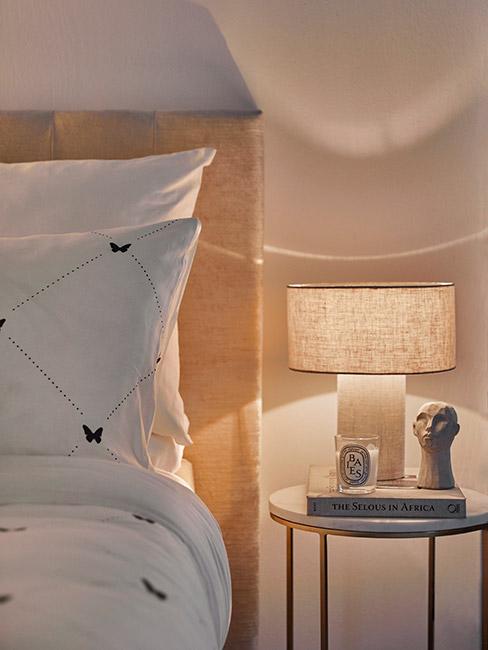 Lampka nocna z tkaniny w beżowej sypialni