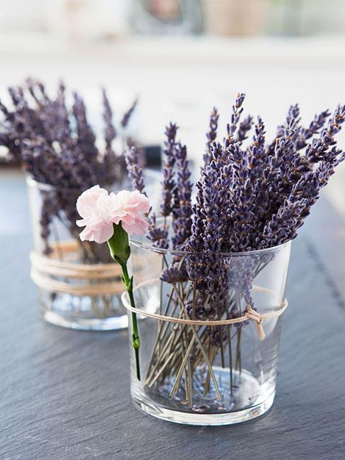 gałązki lawendy w małym szklanym wazonie