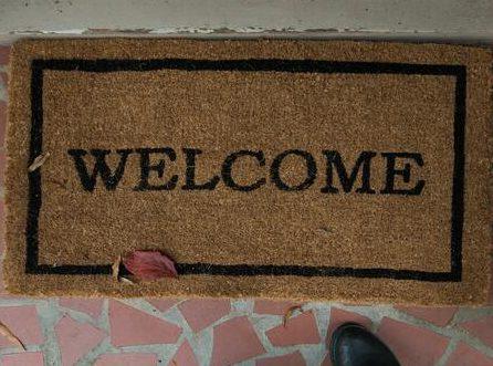 Wycieraczka z juty z napisem "welcome"