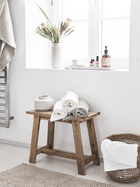 Łazienka z białymi ścianami i elementami drewna