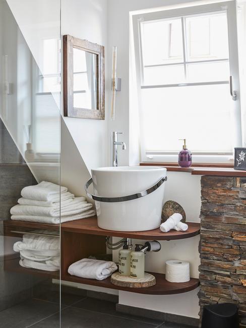 Wnętrze łazienki z drewnianym blatem