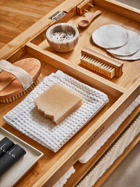 Drewniana taca na kosmetyki w łazience