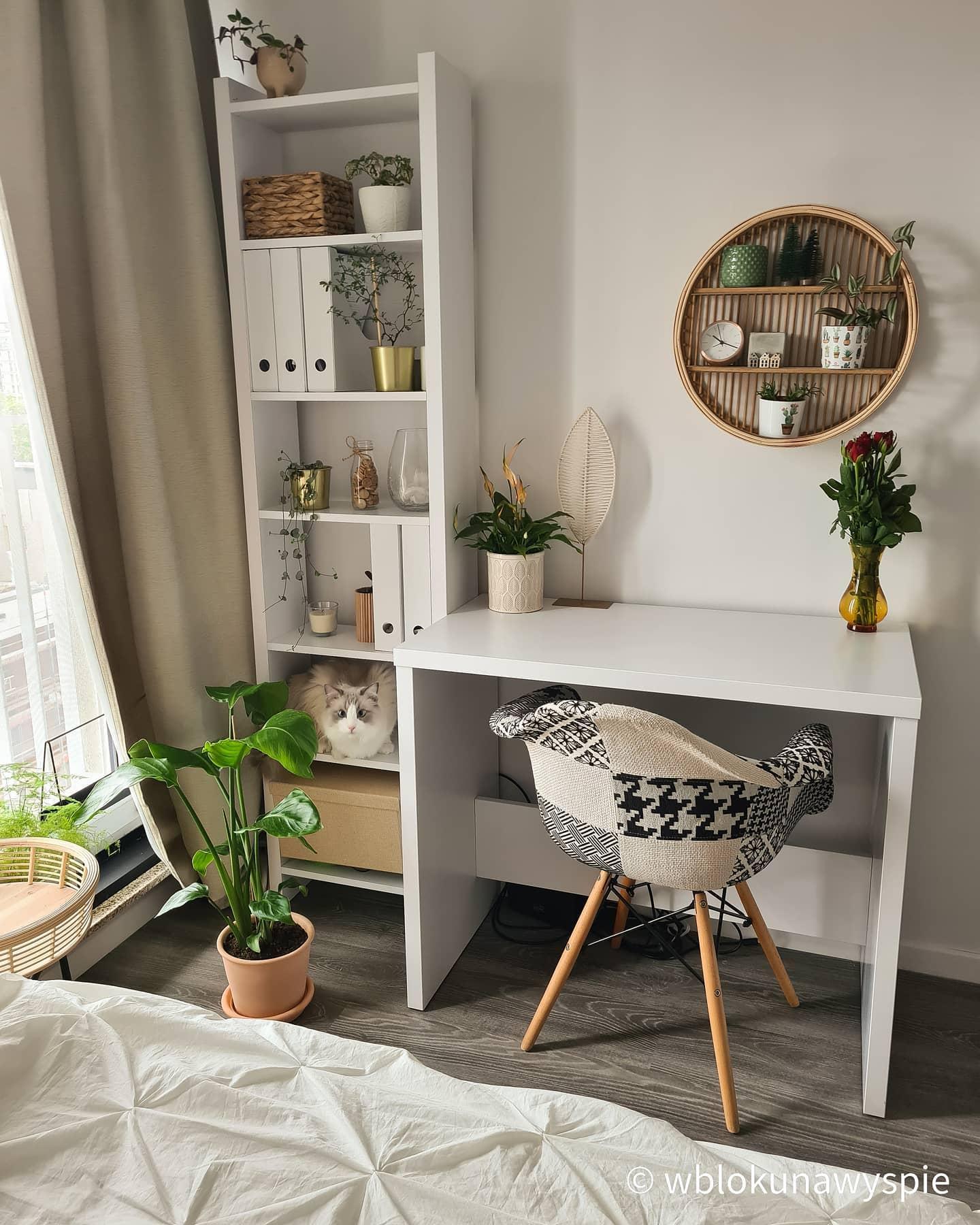 Małe biurko w sypialni z białym regałem w stylu skandynawskim