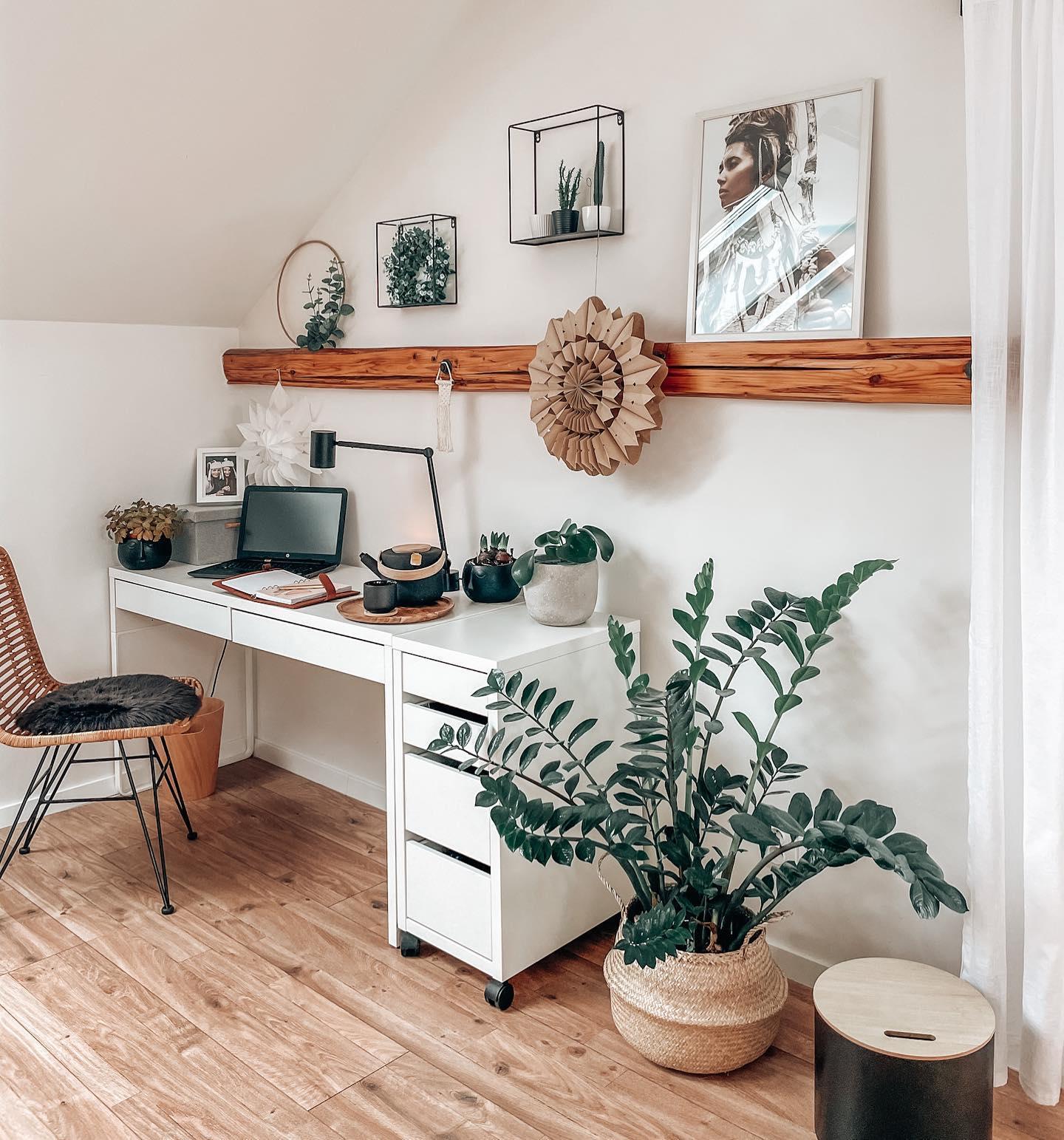 Kącik z białym biurkiem i brązowym krzesłem na poddaszu z fikusem w koszu z trawy morskiej