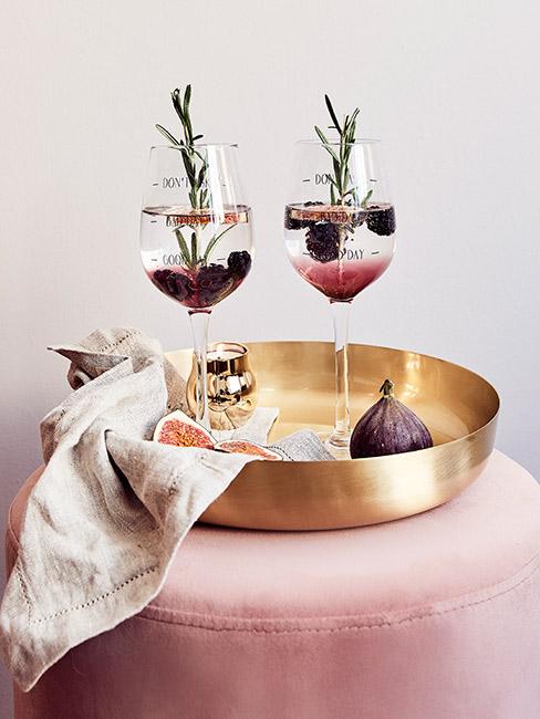 Taca z kieliszkami z szampanem i owocami