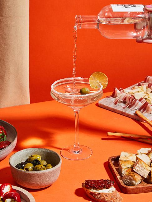 Drink na sylwestra na pomarańczowym stole