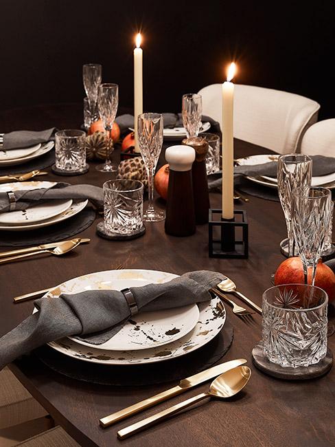 Stół udekorowany w odcieniach złota i szarości