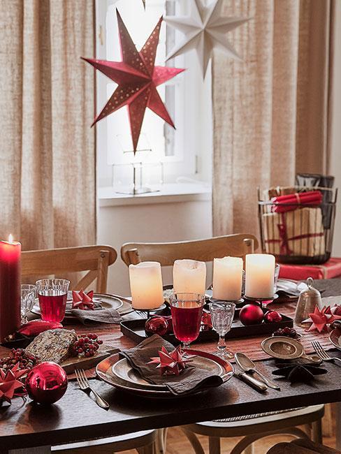 Stół ozdobiony i przygotowany na menu sylwestrowe