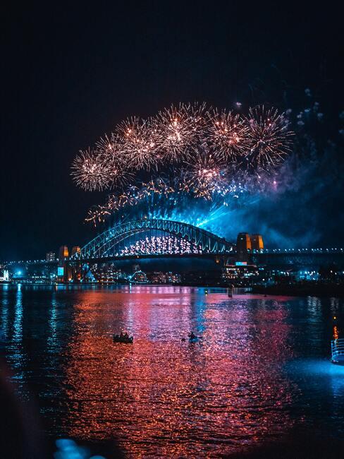 Most za granicą rozświetlony kolorowymi fajerwerkami