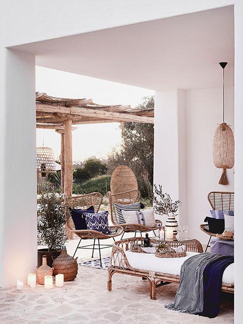 Taras w odcieniach bieli z meblami z rattanu i dodatkami z drewna