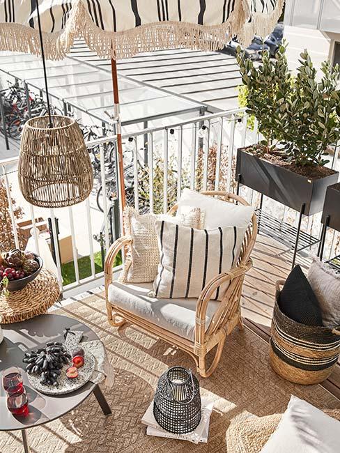Balkon z naturalnymi dodatkami z plecionki