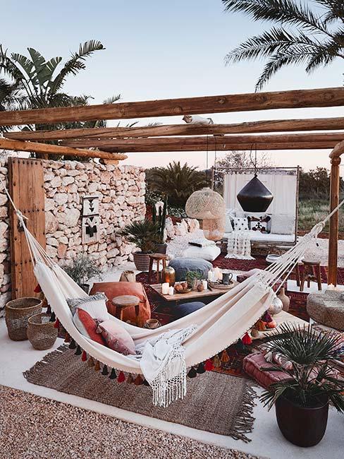 Taras w stylu boho z hamakiem i naturalnymi dodatkami