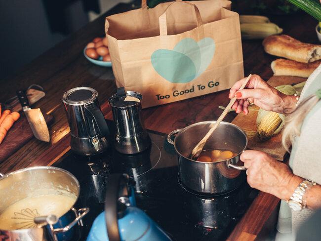 Osoba gotująca jedzenie zamówione przez aplikację Too Good to Go