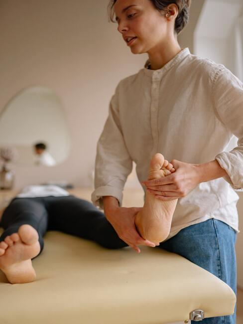 Akupresura stóp poprzez masaż