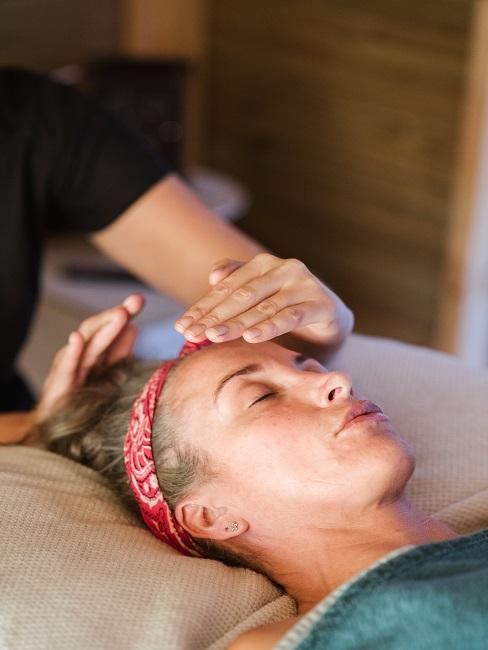 reiki Leżąca kobieta na terapii reiki