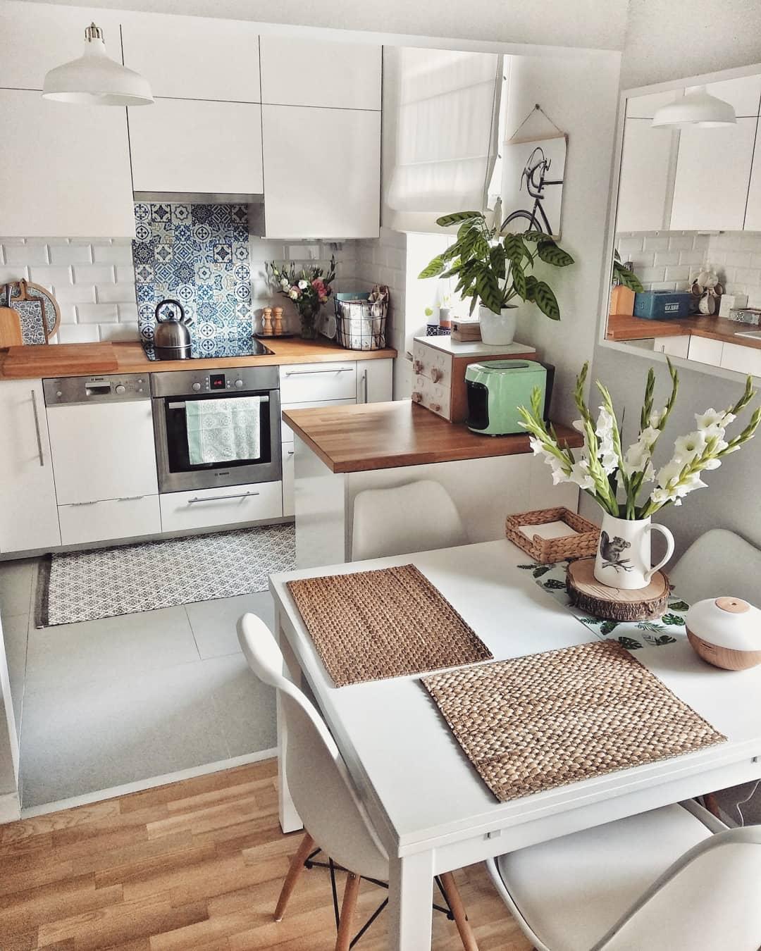 Jasna kuchnia w stylu boho ze skandynawskimi meblami