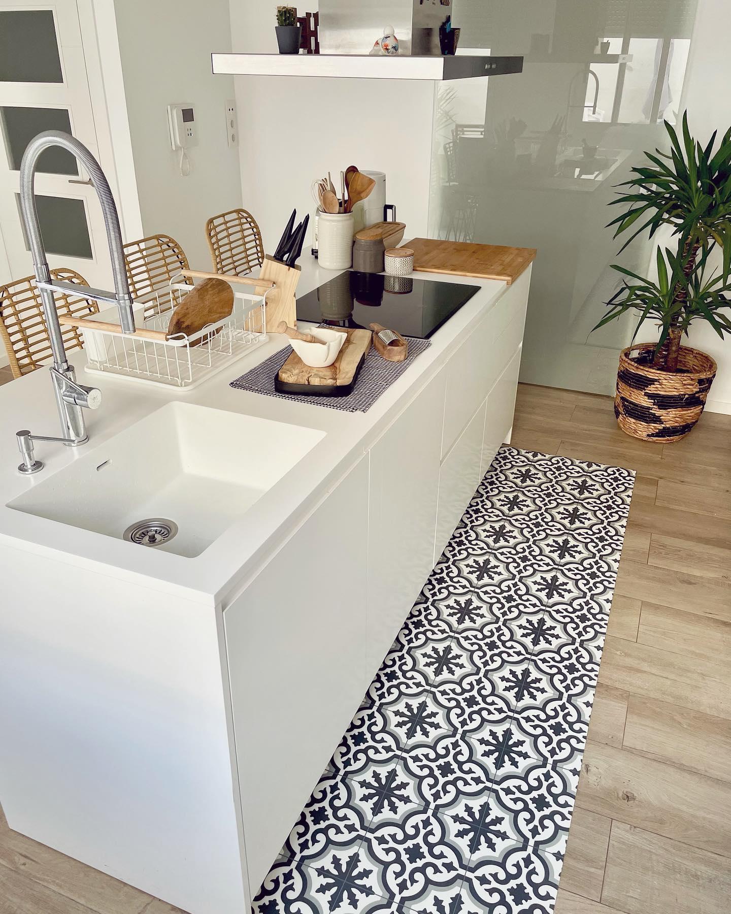 Wyspa w jasnej kuchni z orientalnymi niebieskimi płytkami na podłodze