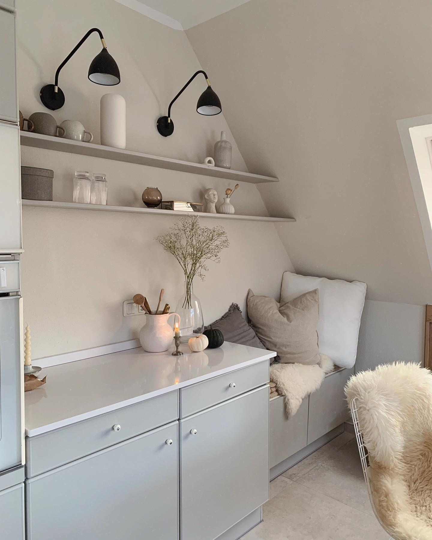 Mała szara kuchnia w kąciku na poddaszu w stylu boho