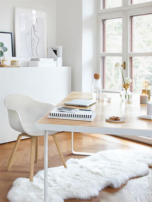 biuro domowe w bieli w stylu skandynawskim