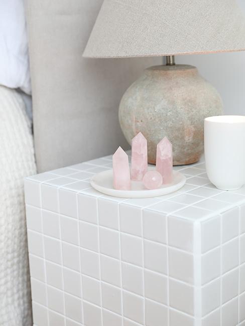 Stolik wyłożony kafelkami z lampą stołową