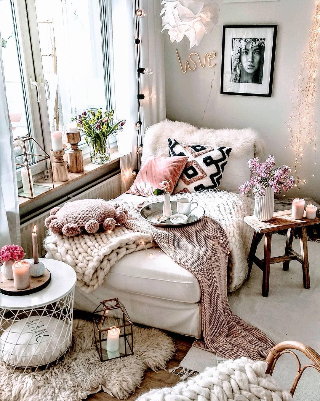 Przytulny kącik pod oknem z leżanką udekorowaną w stylu boho