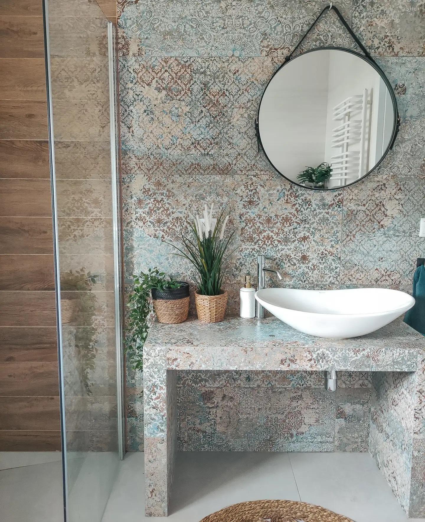 łazienka w stylu boho z popielatymi płytkami w orientałnymstylu