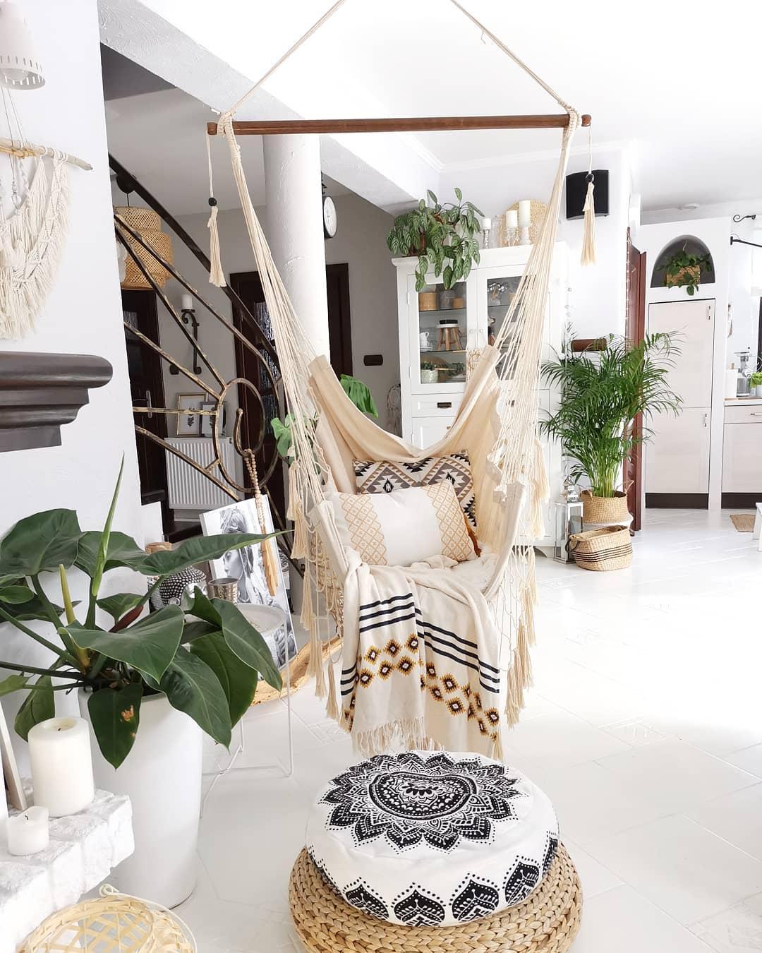 Krzesło wiszące w salonie w stylu boho