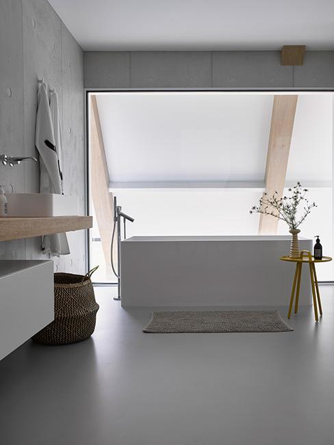 Minimalistyczna łazienka z wanną w stylu wabi sabi