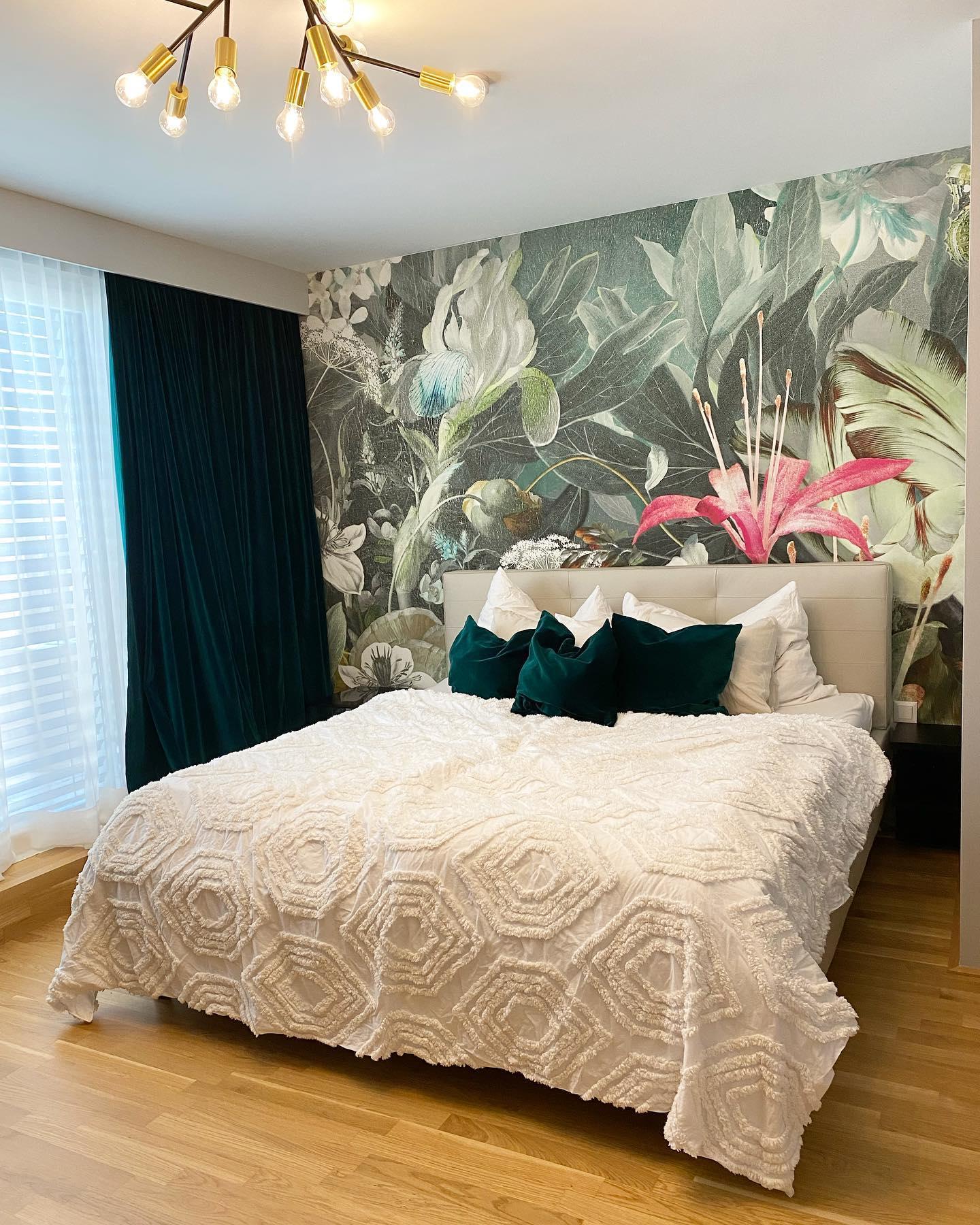 Mała sypilania z tapetą za zagłówkiem w tropikalne kwiaty