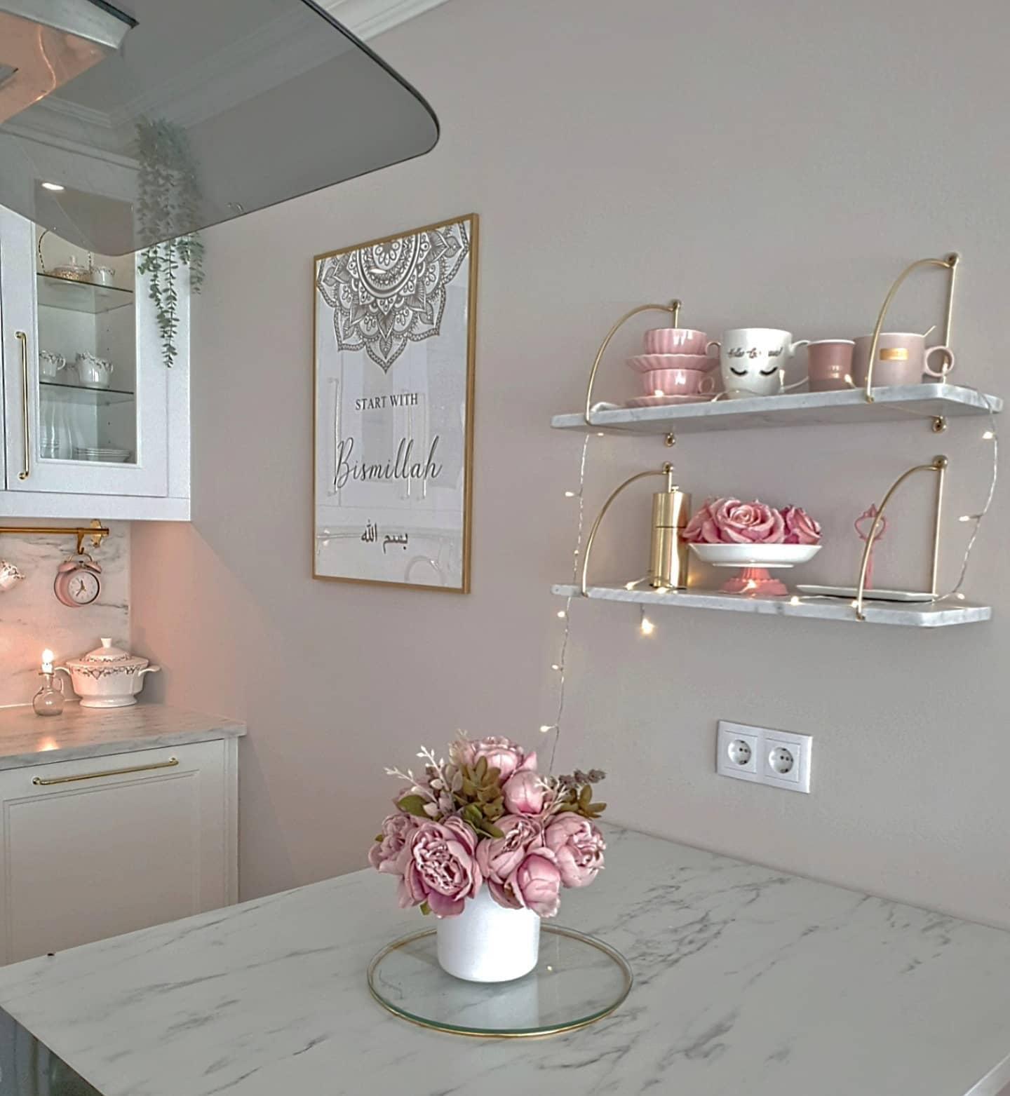 Baiała kuchnia ze złotymi i różowymi elementami