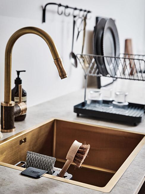 Złota aramatura w białej kuchni z marmuru