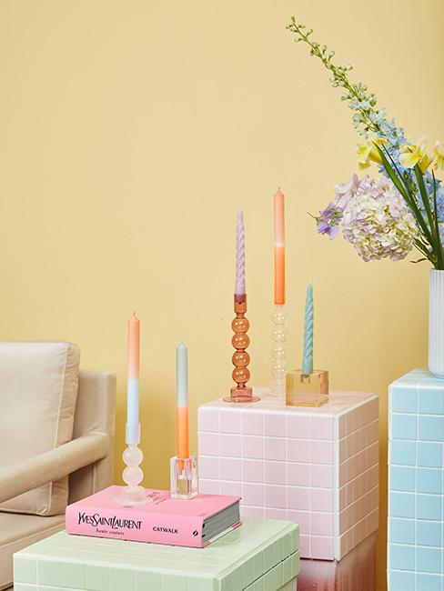 Wielokolorowe świece na stolikach z pastelowych płytek