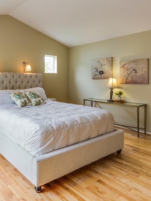 Aranżacja sypialni w kolorze roku 2022 - oliwkowym zielonym