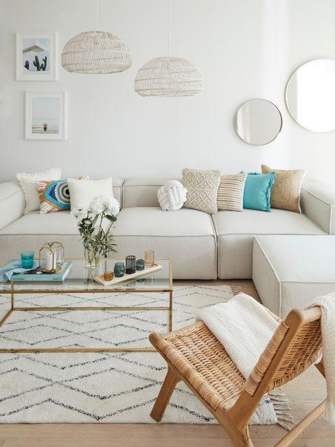 Trendy wnętrzarskie 2022 - aranżacja salonu z dwoma dużymi lampami