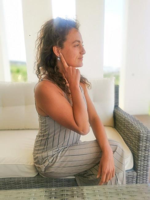 Kobieta stymulująca uszy