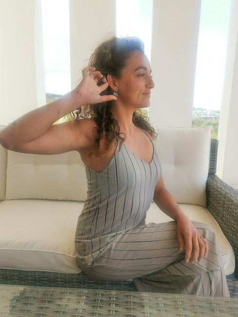 Kobieta stymulująca uszy