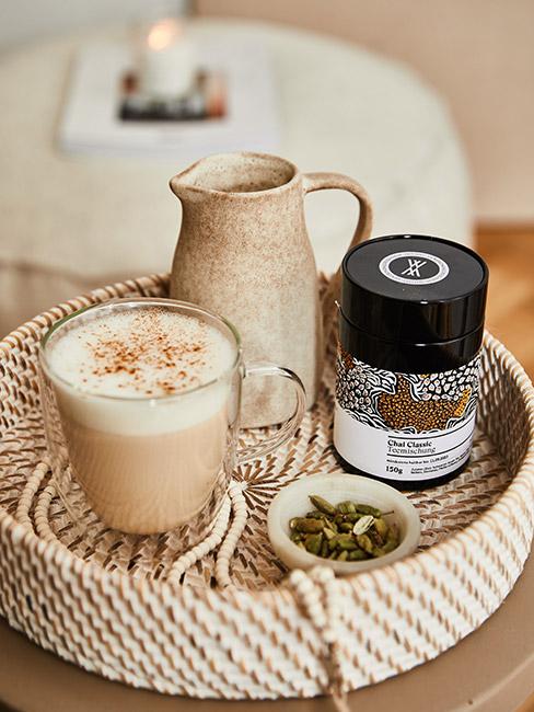 Kawa w filiżance i dodatki na ozdobnej tacy