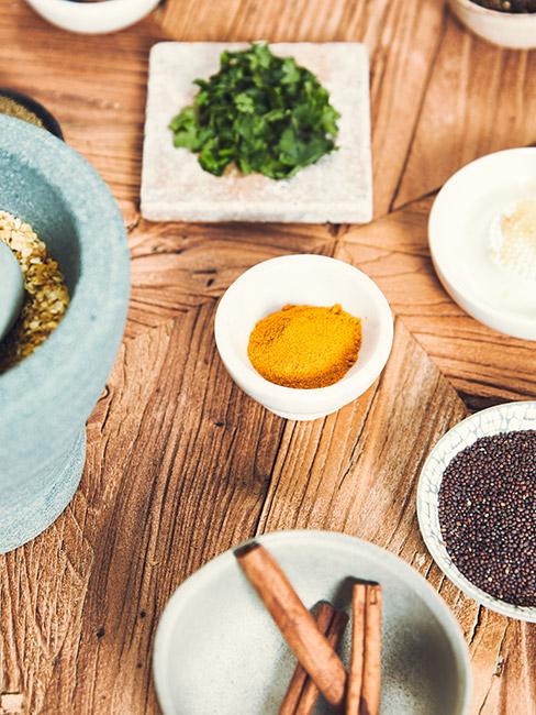 Ajurweda - przyprawy przygotowane w małych naczyniach