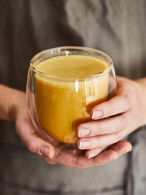 świeży sok z przyprawami ajurwedyjskimi