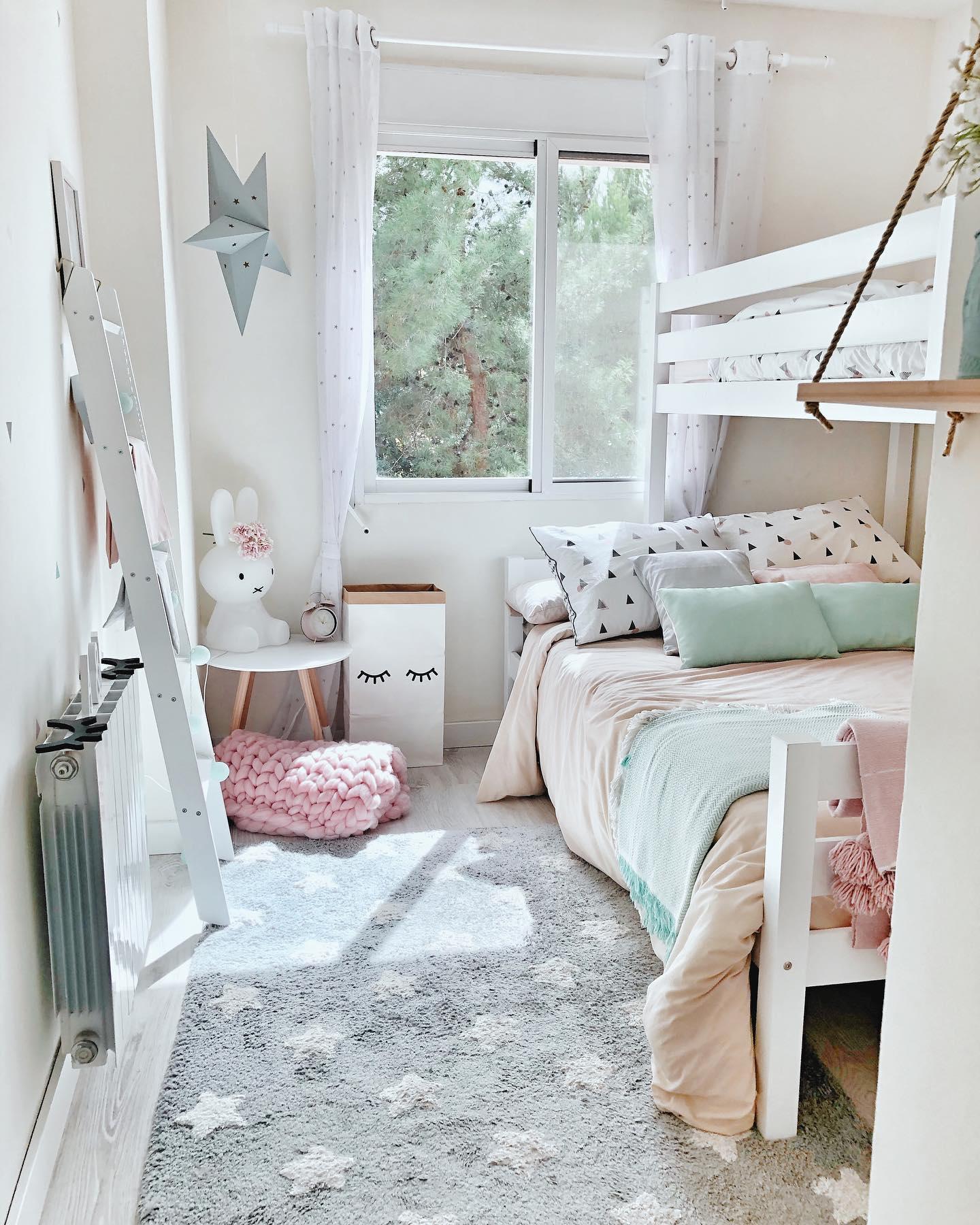 jasny pokój dla rodzeństwa z białym łóżkiem piętrowym dla dzieci