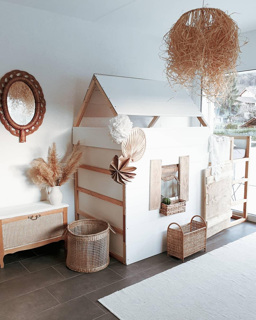 Białe łóżko piętrowe dla dzieci z dachem w kształcie domu