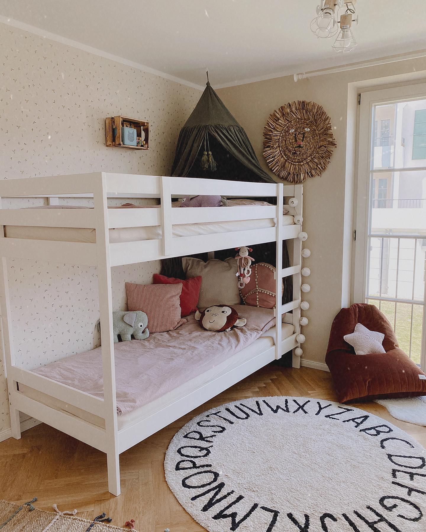 Pokój dla rodzeństwa z białym łóżkiem piętrowym dla dzieci i baldachimem