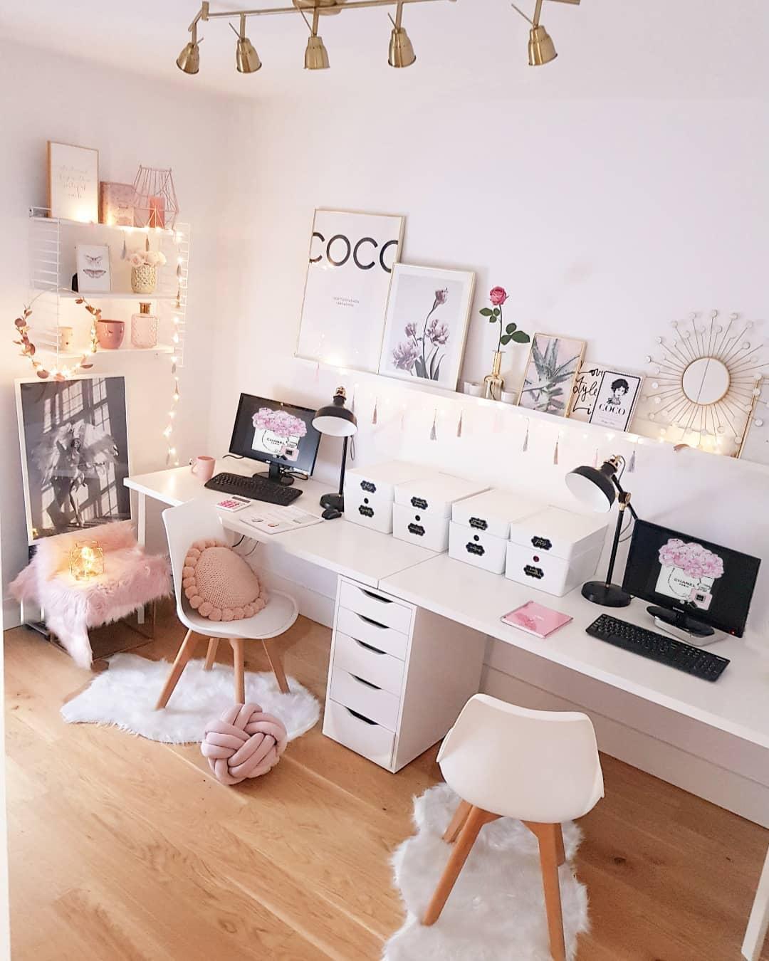 Białe biurko z różowymi krzesłami w pokoju dla rodzeństwa
