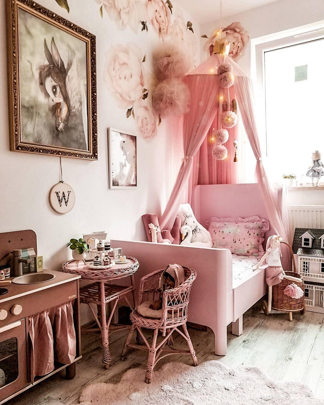 różowy pokój dla dziecka z baldachimem nad łóżkiem