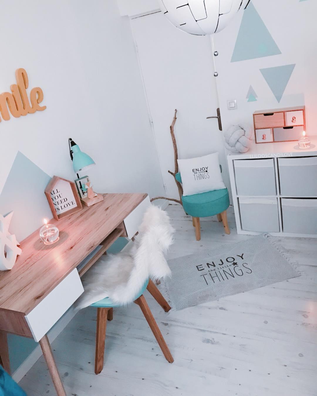 biurko w pokoju dla dziewczynki z drewnianym biurkeim i białym krzesłem