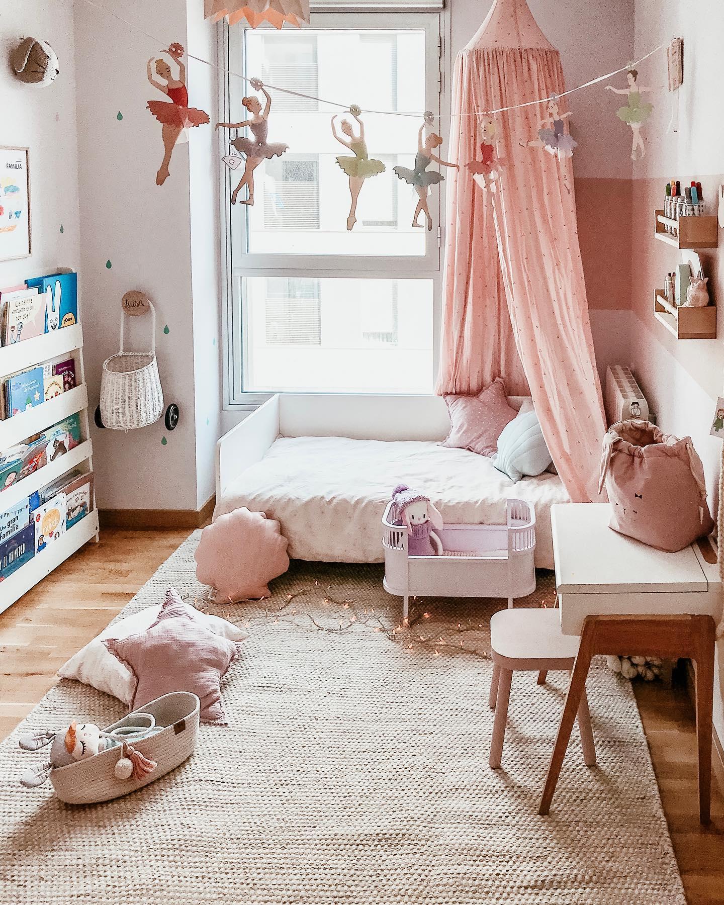 różowy pokój dla dziecka z baldachimem nad łóżkiem